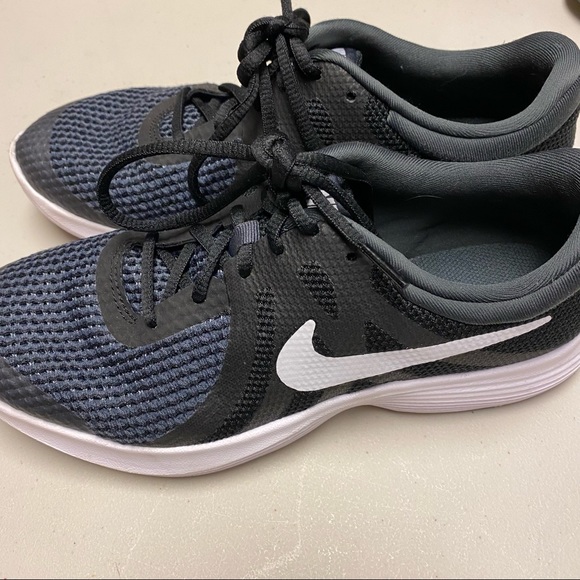 Nike Girl’s Runners, size 7 youth - Picture 1 of 6